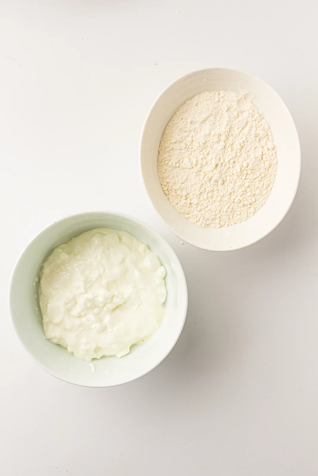 Ingredients for cottage cheese flatbread: cottage cheese, flour and salt