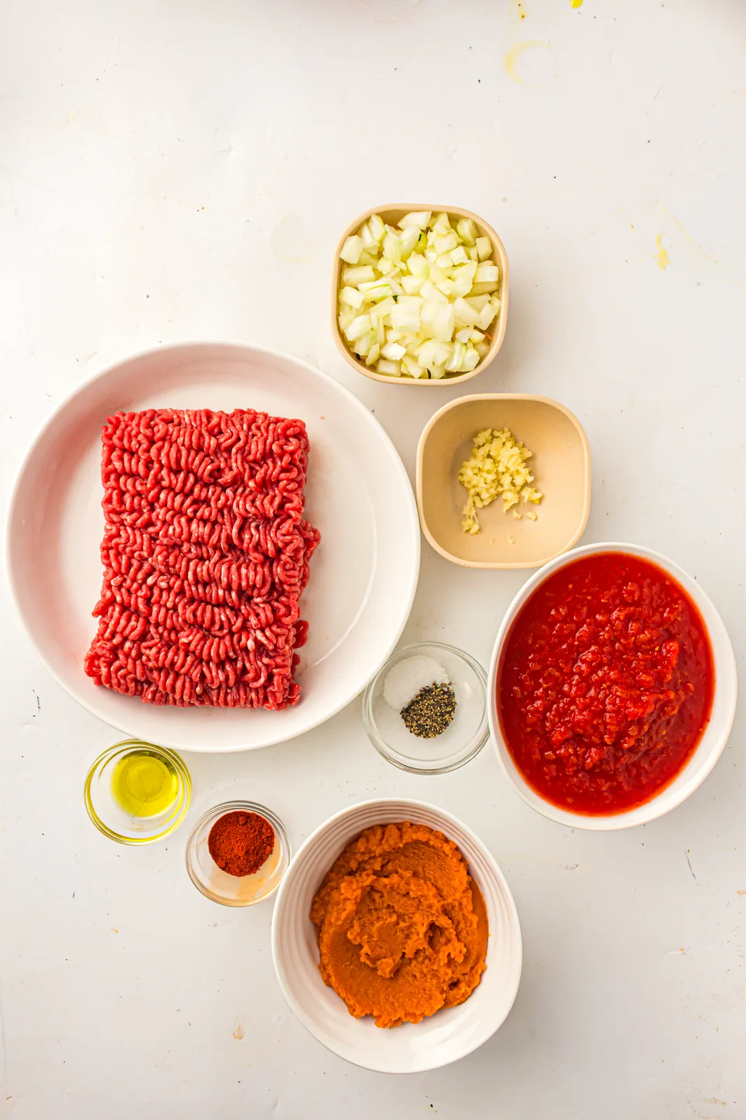 Ingredients for pumpkin chili: ground beef, onion, garlic, purée, tomato sauce and seasoning