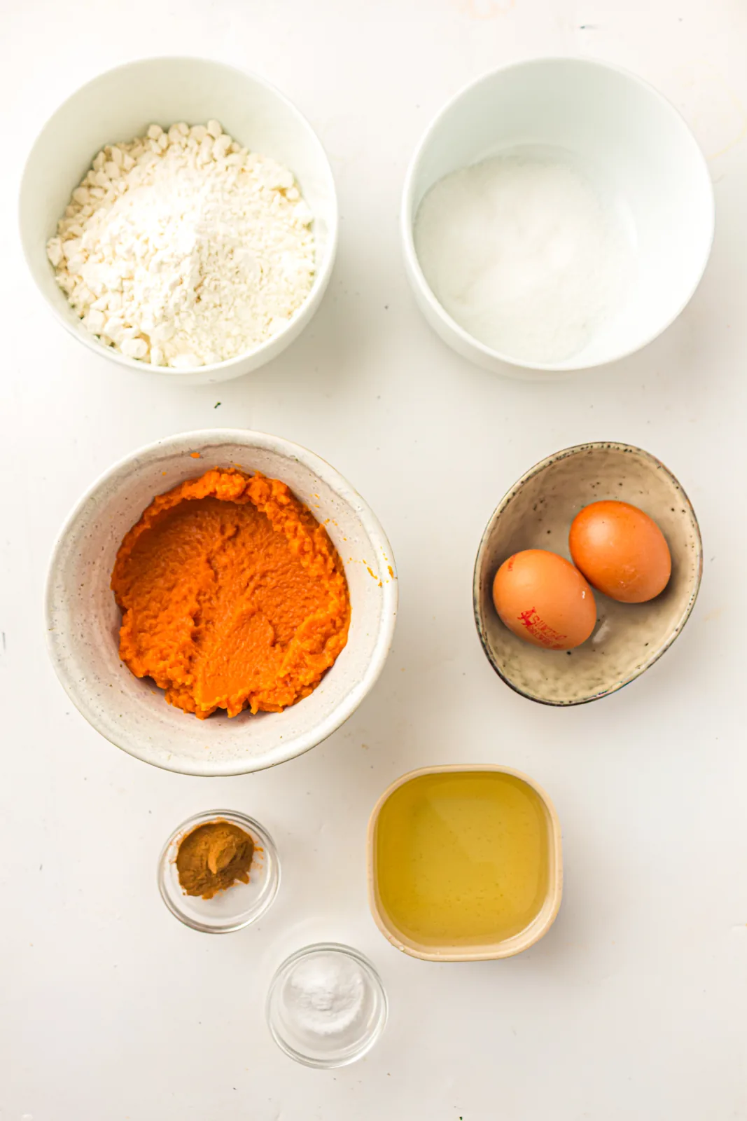 Ingredients for pumpkin muffins: purée, sugar, eggs, oil, flour, bicarbonate of soda and cinnamon